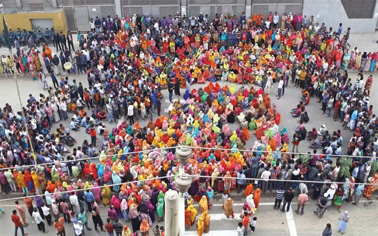 পোশাক শ্রমিকরা রাস্তায়