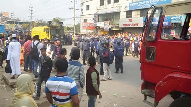 পোষাক শ্রমিক-পুলিশ সংঘর্ষে আহত ৫০