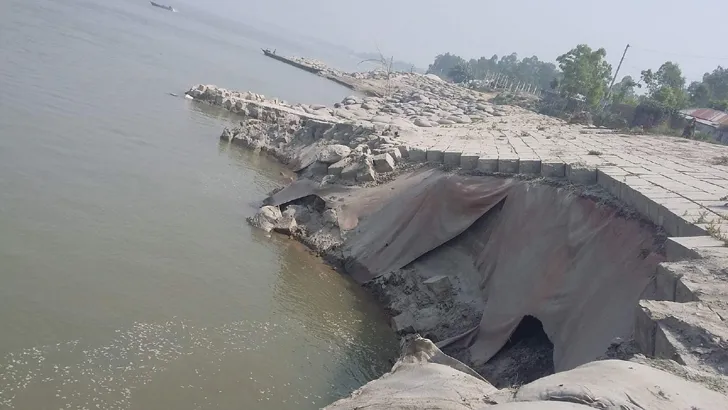 বড় দুর্নীতি শহর রক্ষা বাঁধে