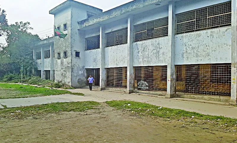 বন্ধ হয়ে গেল তিন শ শিক্ষার্থীর পড়ালেখা