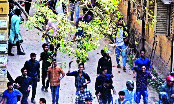 জবি ছাত্রলীগের দু’গ্রুপে দফায় দফায় সংঘর্ষ : কমিটি স্থগিত