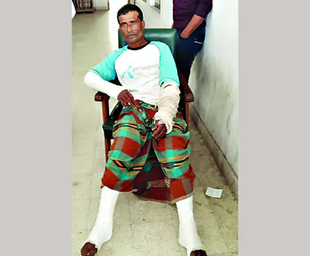 স্ট্রেচারে করে এলেন হাইকোর্টে