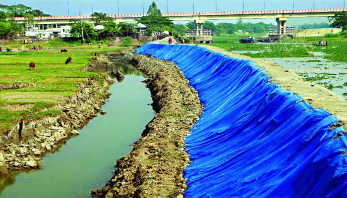 তিতাস ভরাট করতে বাঁধ