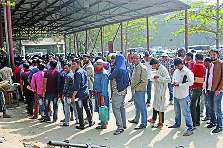 চুক্তিতে কাজ করে দেয় দালালরা