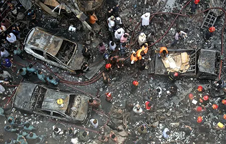 গাড়িতে গাড়িতে ‘গ্যাস বোমা’