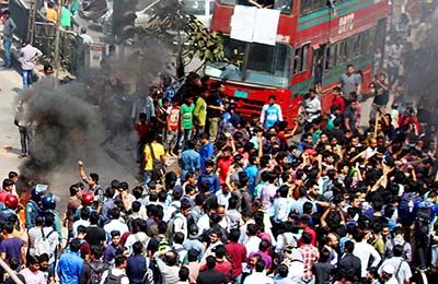 ছাত্রকে মারধরের জের ধরে বসুন্ধরায় নর্থ সাউথ শিক্ষার্থীদের অবরোধ-ভাংচুর