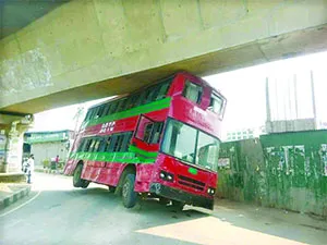 ফ্লাইওভারে আটকে গেল দ্বিতল বাস
