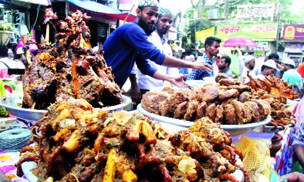 বাহারি ইফতারিতে জমজমাট বাজার, দাম সাধারণের নাগালের বাইরে