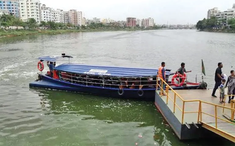 দূষিত হচ্ছে হাতিরঝিল