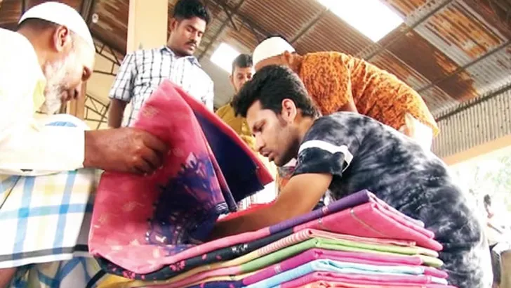 জমে উঠেছে ডেমরার জামদানি হাট