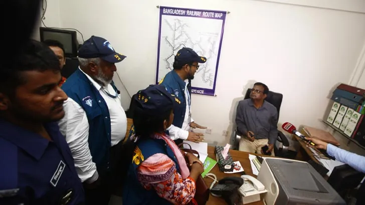 ২০ ঘণ্টা দাঁড়িয়েও মিলছে না ট্রেনের টিকিট