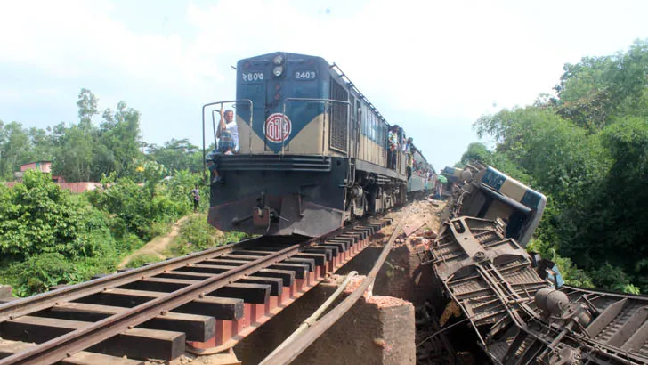 মেয়াদোত্তীর্ণ ইঞ্জিন কোচ ব্রিজে চলছে রেল
