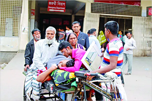 ইন্টার্নদের অপরাধে শাস্তি পাচ্ছে রোগীরা