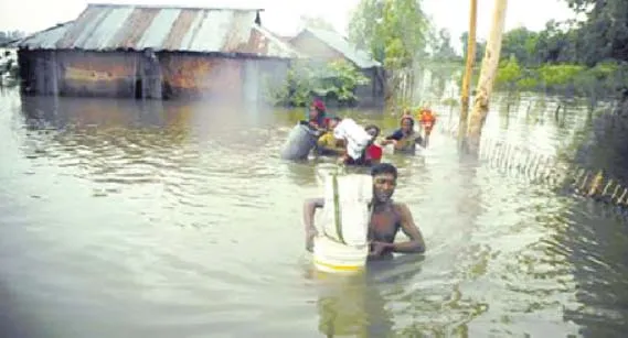 বন্যার আরও বিস্তার ॥ ডুবছে নতুন নতুন এলাকা