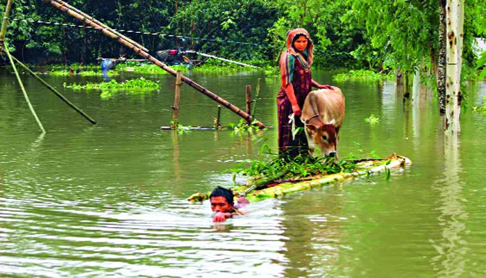 ত্রাণের অপেক্ষায় পানিবন্দি মানুষ