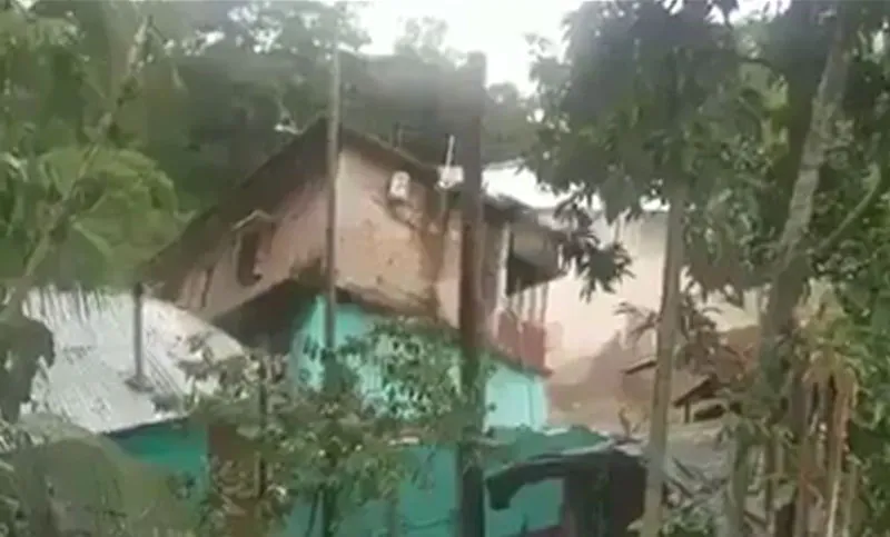 মুহূর্তেই দোতলা বাড়িটি তলিয়ে গেল শঙ্খ নদে