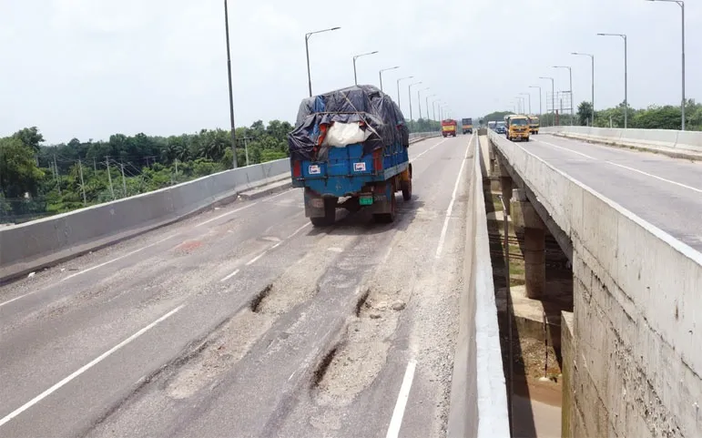 রেলওয়ে ওভারপাসে গর্ত