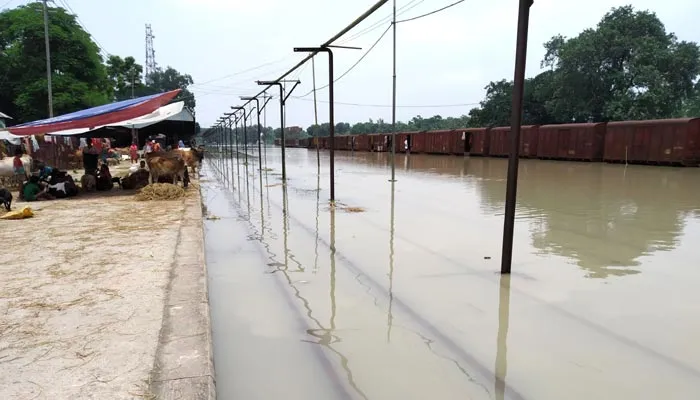 পানিতে ডুবেছে রেললাইন, সংকট খাদ্যের
