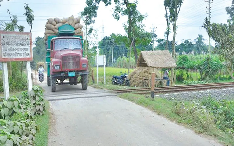 লেভেল ক্রসিংয়ে মৃত্যুফাঁদ