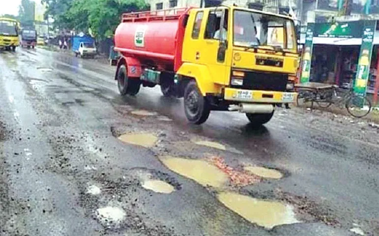 বেহাল সড়কে বন্যার ধাক্কা