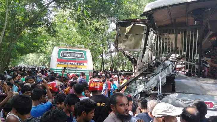 ৯৪ দিনে ৮৭৬ প্রাণহানি : ঠাকুরগাঁওয়ে দুই বাসের সংঘর্ষে নিহত ১০