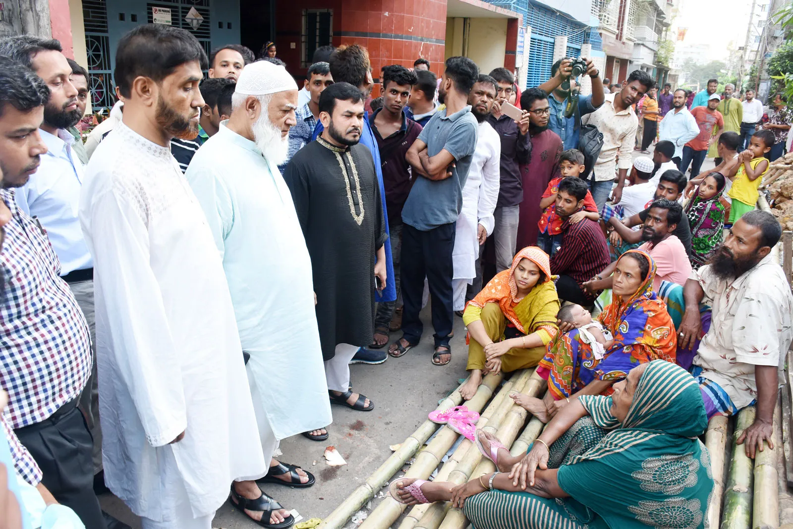 রূপনগর বস্তিতে অগ্নিকান্ডের ঘটনা পরিদর্শন করলেন সেক্রেটারি জেনারেল