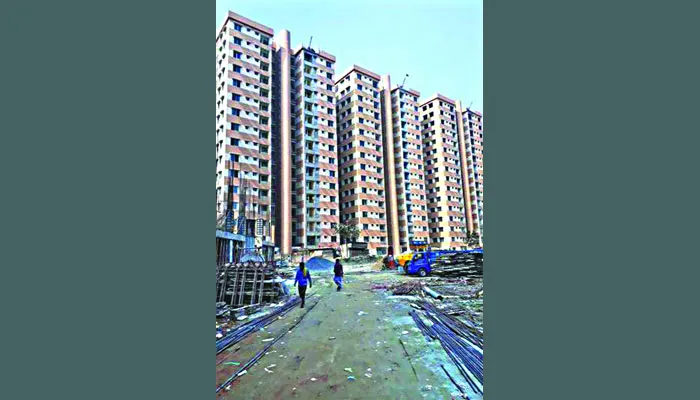 কার ঘরে কে বসত করে