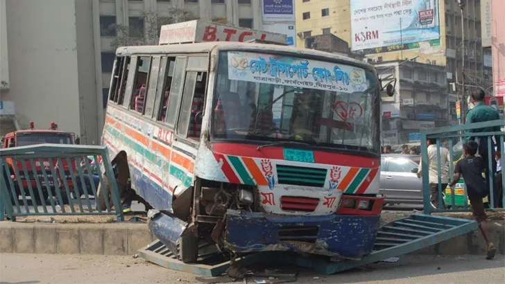 মামলা-জরিমানা বাড়লেও শৃঙ্খলা ফেরেনি সড়কে