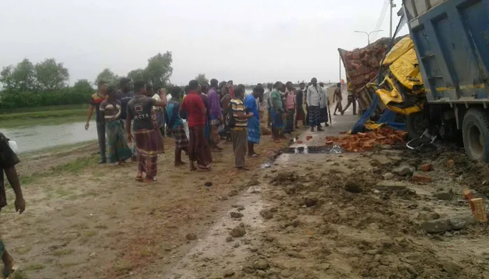 সড়কে ঝড়ল ৫ প্রাণ