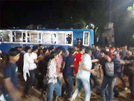 কুবির বাসে ছাত্রলীগের দু’পক্ষের হাতাহাতি