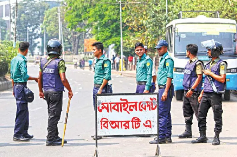 ঢাকার গণপরিবহনে নিয়মের বালাই নেই