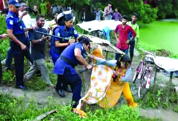 চাপা আতঙ্ক চারপাশে