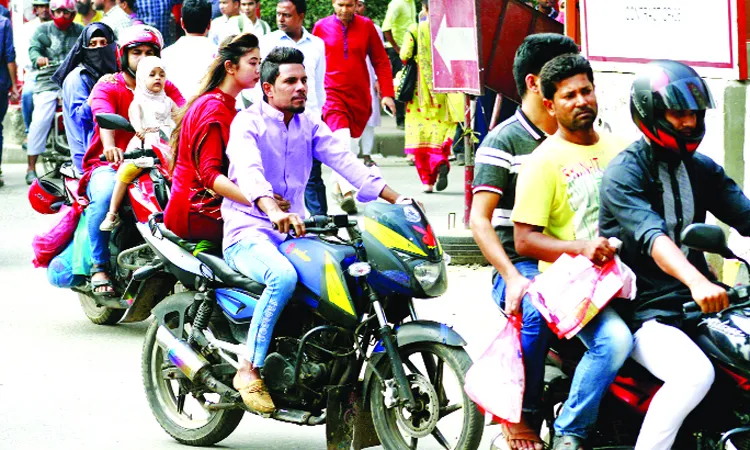 সড়কে ঝরল ৯ প্রাণ