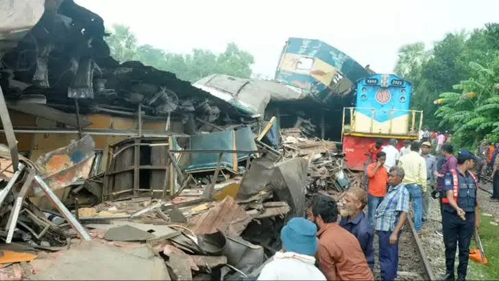 চালকের ভুলে ভয়াবহ দুর্ঘটনা