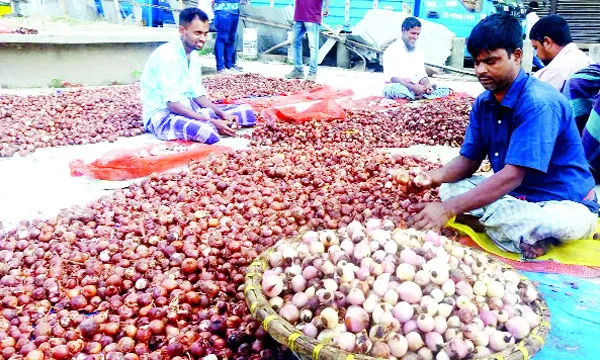 পেঁয়াজে নাকাল মানুষ