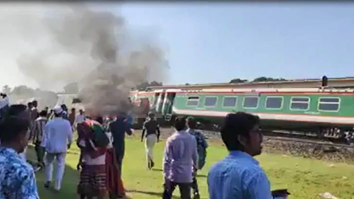 উল্লাপাড়ায় ৪ বগিতে আগুন: তদন্ত প্রতিবেদনে রেলের বিশৃঙ্খলার ‘ভয়ংকর রূপ’