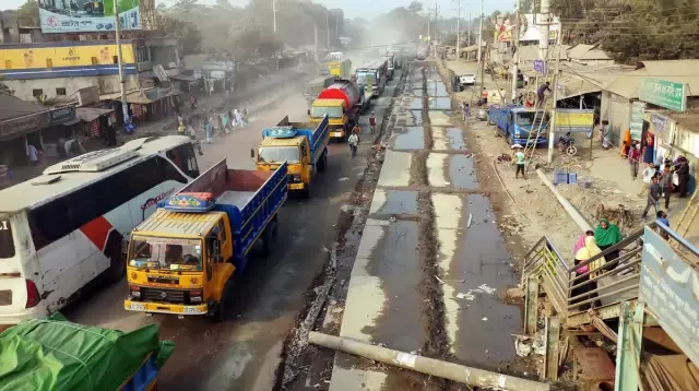 এলেঙ্গায় সড়ক সংস্কার, যানজট ১০ কিলোমিটার