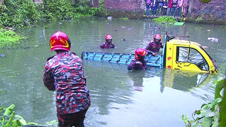 সড়কে ঝরলো ১১ প্রাণ