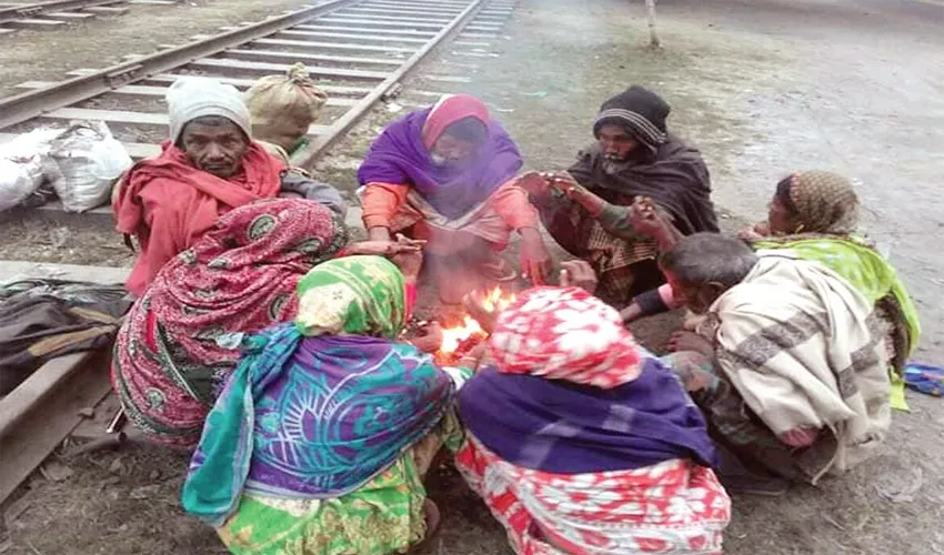 হাড় কাঁপানো শীতে বিপর্যস্ত নগরজীবন
