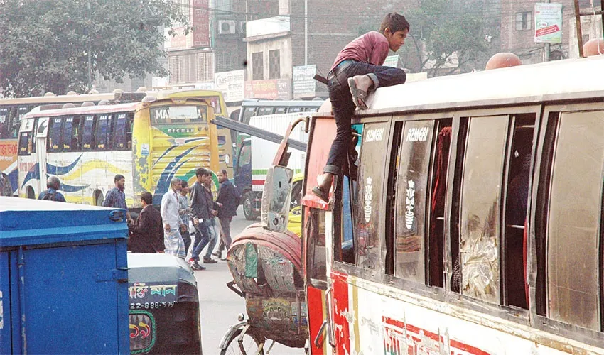 সড়কে ফেরেনি শৃঙ্খলা