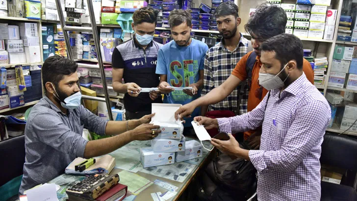 মাস্ক ও হ্যান্ড স্যানিটাইজারের কৃত্রিম সংকট