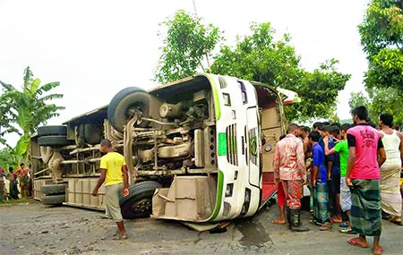 সড়কে ঝরলো ১০ প্রাণ