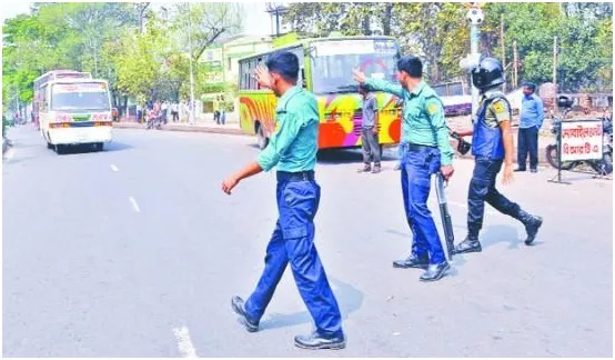 পুরনো গাড়ি ধরার নামে ইঁদুর-বেড়াল খেলা: সাত দিনে ডাম্পিংয়ে পাঠানো হয়েছে ২০৪ গাড়ি; অভিযানের নামে বাণিজ্যের অভিযোগ; পথচারীরা জানালেন ভোগান্তির কথা