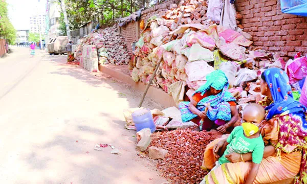 গরিব বের হচ্ছেন খাবার সন্ধানে, ধনীরা ফাঁকা রাস্তায় ঘুরতে