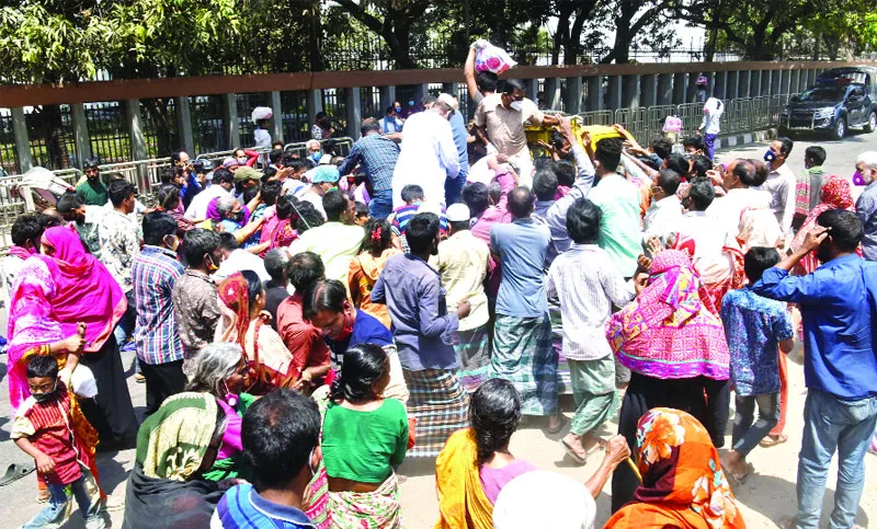 ত্রাণ বিতরণে হুড়াহুড়ি সুরক্ষার তোয়াক্কা নেই
