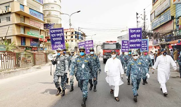 রাজধানীজুড়ে সেনাবাহিনী ও আইনশৃঙ্খলা রক্ষাকারী বাহিনীর সচেতনতা কার্যক্রম অব্যাহত