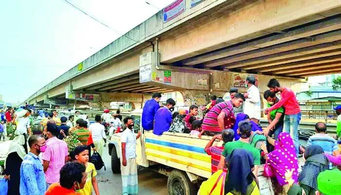 মহাসড়কে কর্মস্থলে ফেরা মানুষের স্রোত