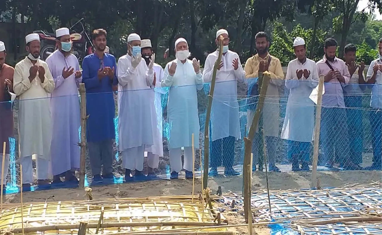 নেত্রকোনায় ট্রলারডুবিতে নিহত ময়মনসিংহের একটি মাদ্রাসার শিক্ষক-ছাত্রদের কবর জিয়ারত করছেন বাংলাদেশ জামায়াতে ইসলামীর আমীর ডা. শফিকুর রহমান