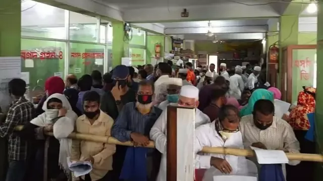 ব্যাংক শাখায় ভিড়, আতঙ্কে কর্মকর্তারা