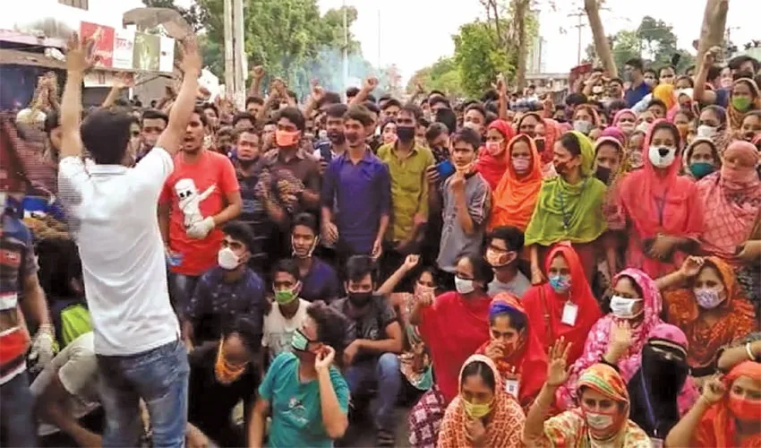 লকডাউনে সড়ক অবরোধ